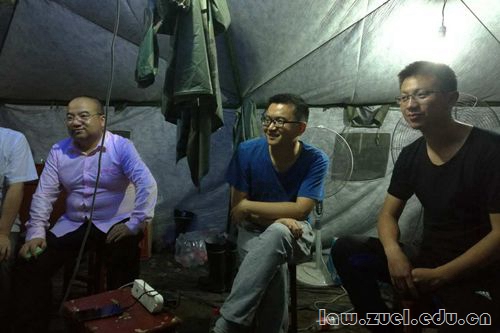 2、老师围坐交流学术 - 副本.JPG