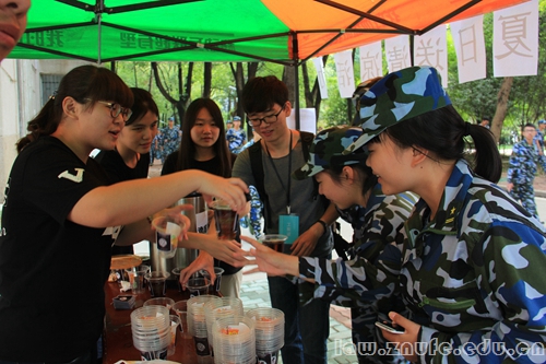2.给师妹们送清凉.JPG