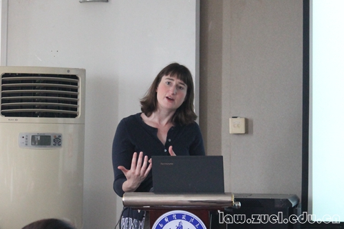 2.主讲人Kirsten Winek教授讲话.jpg