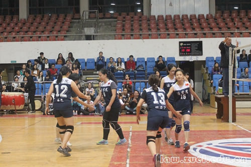 女排队友相互加油打气