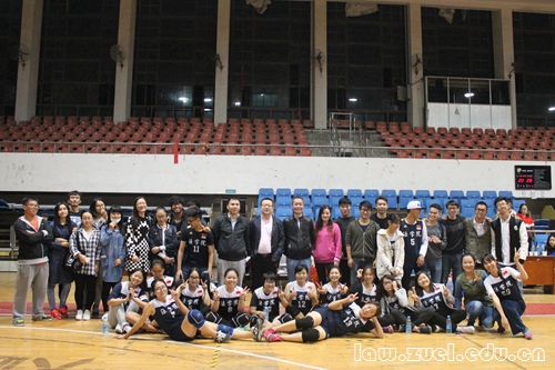 女排成员与老师合影