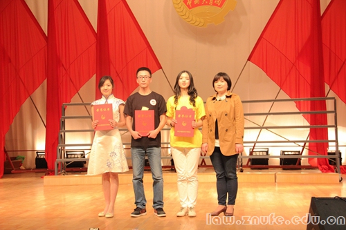 6.法学院袁桂君副书记为获三等奖的团支部颁奖.JPG