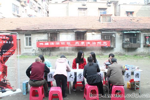 5.普法进社区.JPG