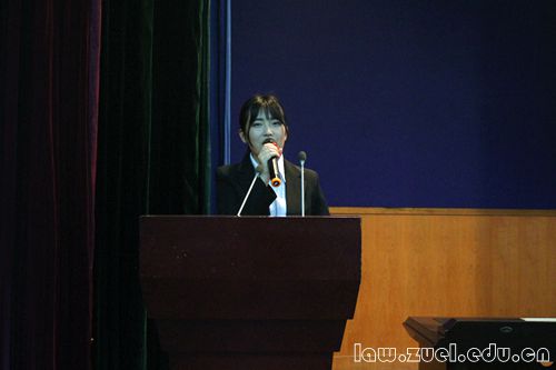 2.法学院学生会主席吴霜答辩_副本.jpg