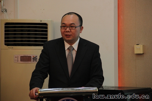 2.法学院副院长张红教授主持讲座.JPG