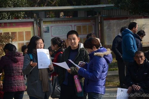 6.志愿者为路人耐心讲解.JPG