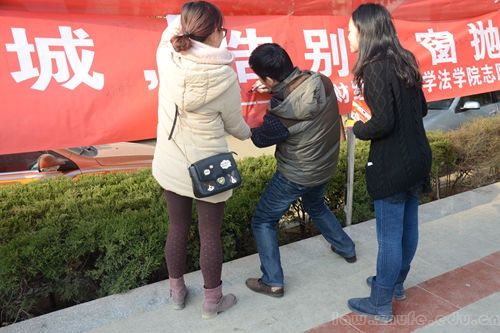 5.告别车窗抛物签名活动.JPG