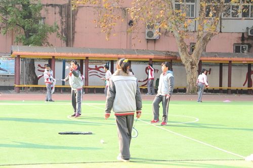 3.中学生们活动.JPG