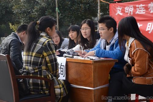 4.志愿者为社区群众进行法律咨询.JPG