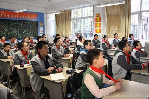 2.孩子们认真听讲.JPG