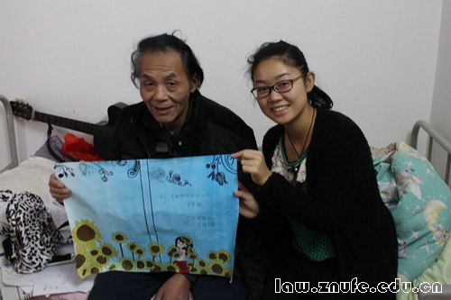 4.志愿者赠送老人画像.jpg
