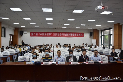 餐厅里的人们  描述已自动生成