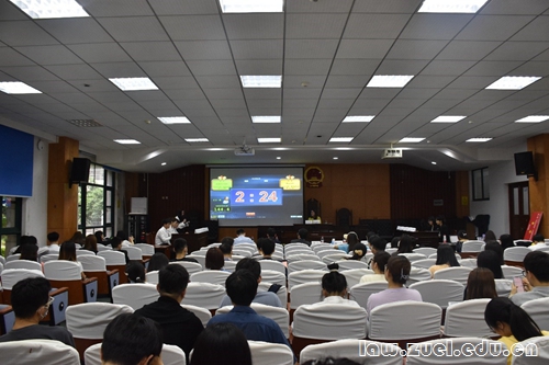 会议室里的人们  描述已自动生成