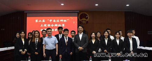 一群穿着西装的男人站在一起  描述已自动生成