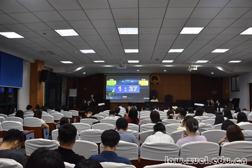 会议室里的人们  描述已自动生成