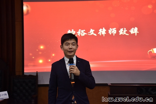 穿西装的男人在电视前  描述已自动生成