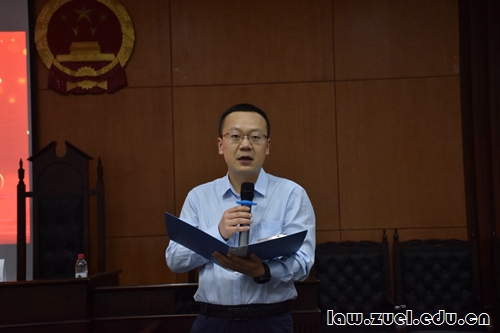 图片包含 人, 男人, 站, 前  描述已自动生成