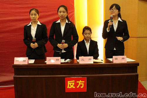 2.冠军法1502班辩论风采.JPG