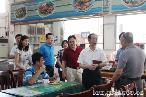 5、校领导与就餐学生亲切交谈了解情况.jpg