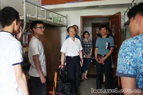 6、校领导参观学生宿舍了解学生住宿情况.jpg