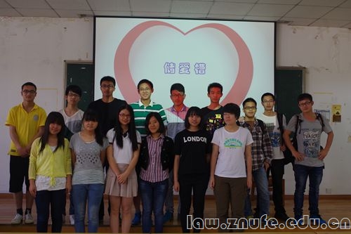 IMG 2.刘青老师和听讲座同学合影留念.jpg