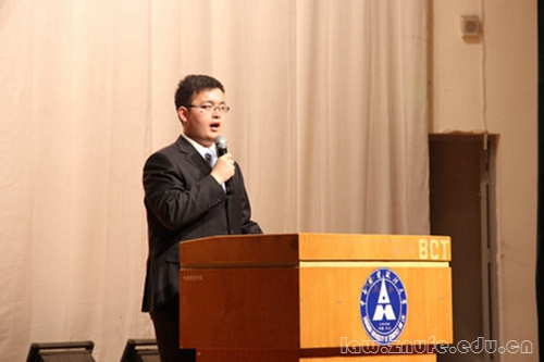 1.法学院学生会主席司马航同学答辩.jpg