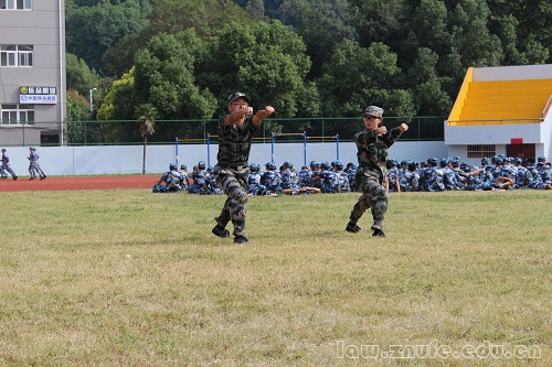 2.1军训助理为同学们纠正动作.jpg