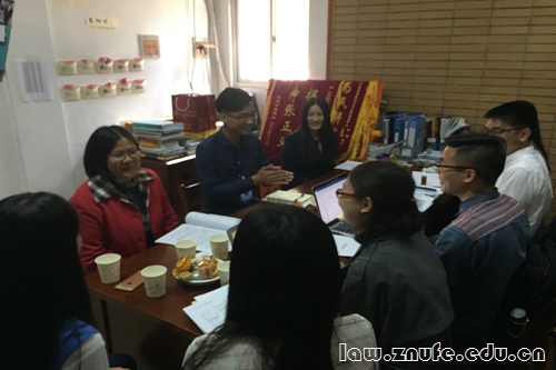 2.韩桂君副教授会见华东政法大学法援志愿者.jpg