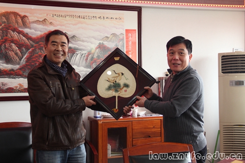 5.叶柳东院长向法学院赠送江门特色工艺品.jpg