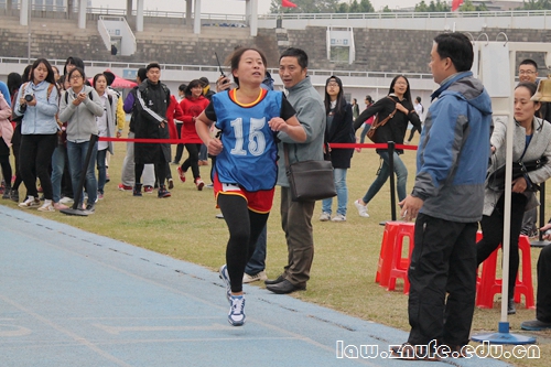 5.张福旦跑女子1500米.JPG