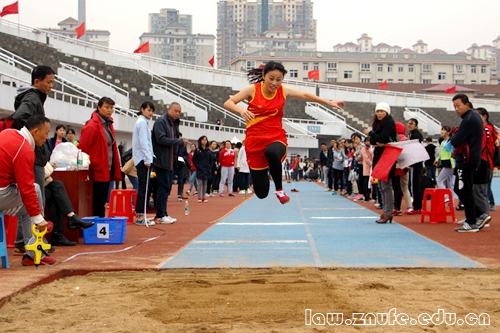 3.陶倩倩跳远奋力一跃.JPG