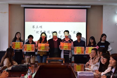 5.肖崇明书记为“优秀新闻工作者”、“最佳作品”奖项获得者颁奖_副本.jpg