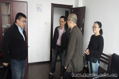 2.徐院长听取陈柏峰教授、龚春霞博士汇报 .jpg