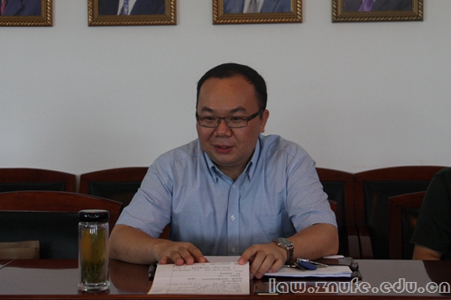 5.法学院副院长张红教授主持会议.JPG