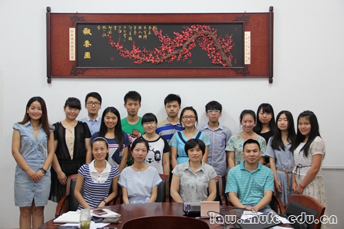 ff 2014级辅导员助理与老师合影2.jpg