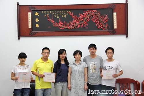 ff 2013级优秀辅导员助理与老师合影1.jpg