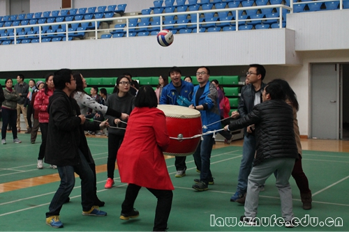 4.法学一队同心鼓比赛_副本.jpg